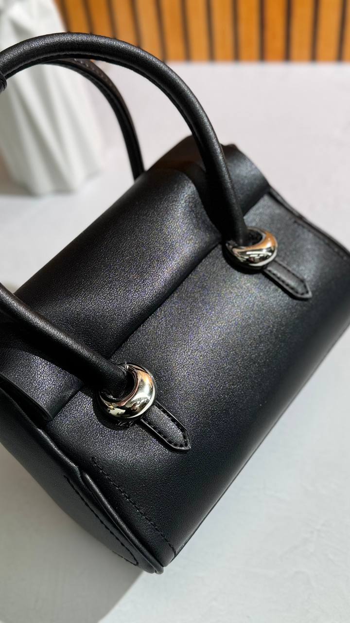 Timeless Elegance: Genuine Leather Handbag with Adjustable Shoulder Strap