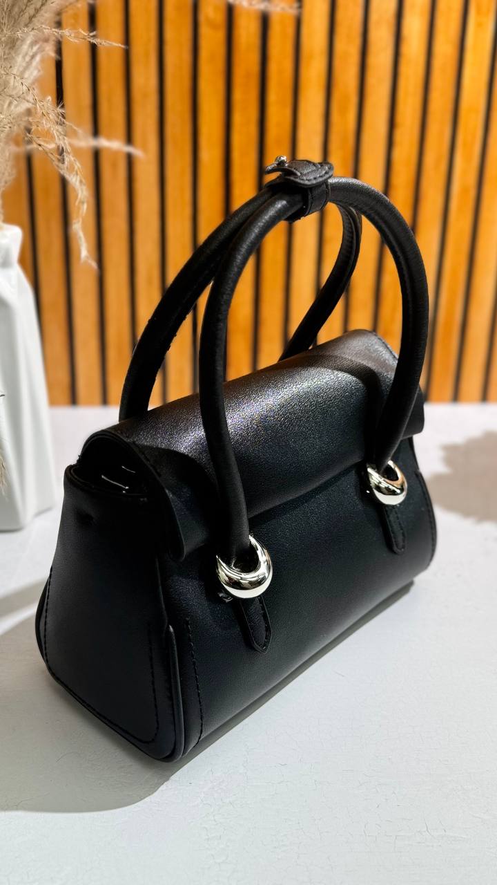 Timeless Elegance: Genuine Leather Handbag with Adjustable Shoulder Strap