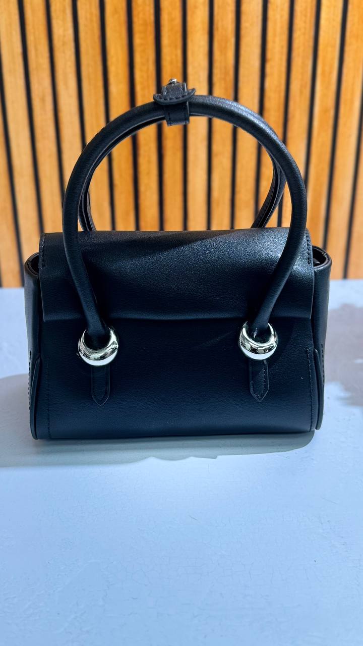 Timeless Elegance: Genuine Leather Handbag with Adjustable Shoulder Strap