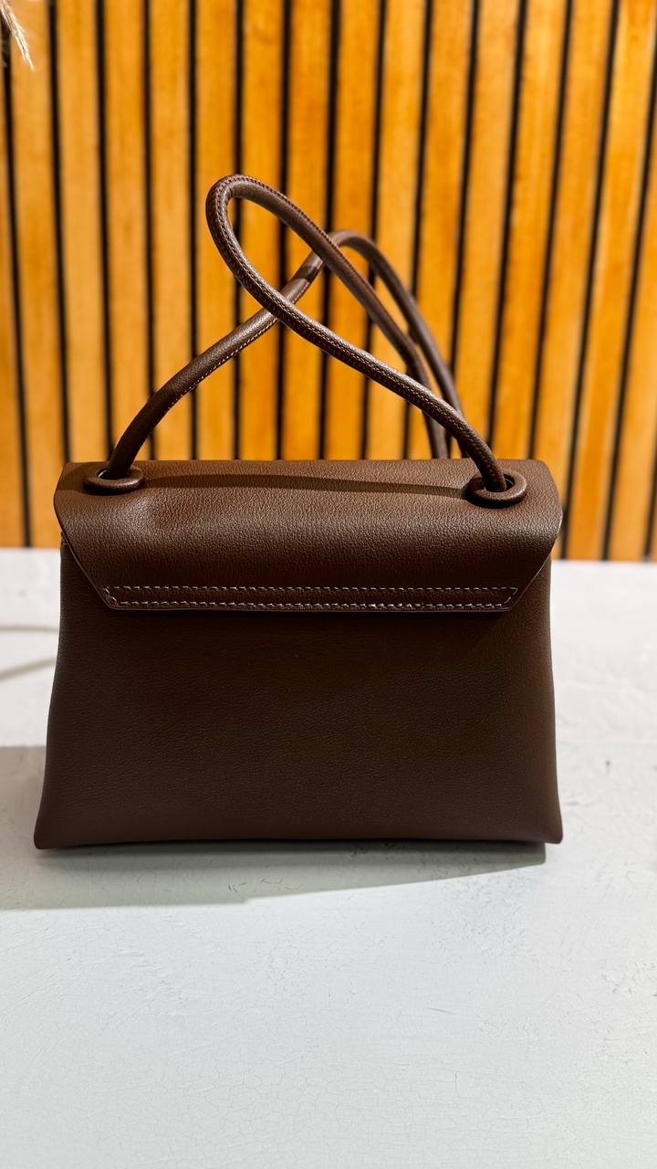 “Elegance Crossbody” – Genuine Leather, Impeccable Style