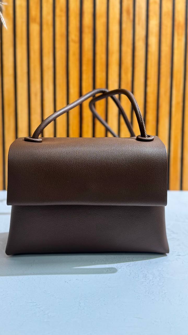 “Elegance Crossbody” – Genuine Leather, Impeccable Style