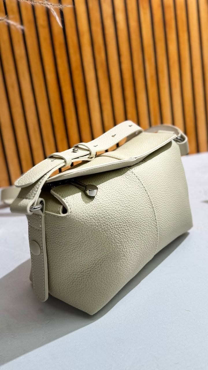 Genuine Leather Shoulder Bag – Timeless Elegance Everyday Functionality