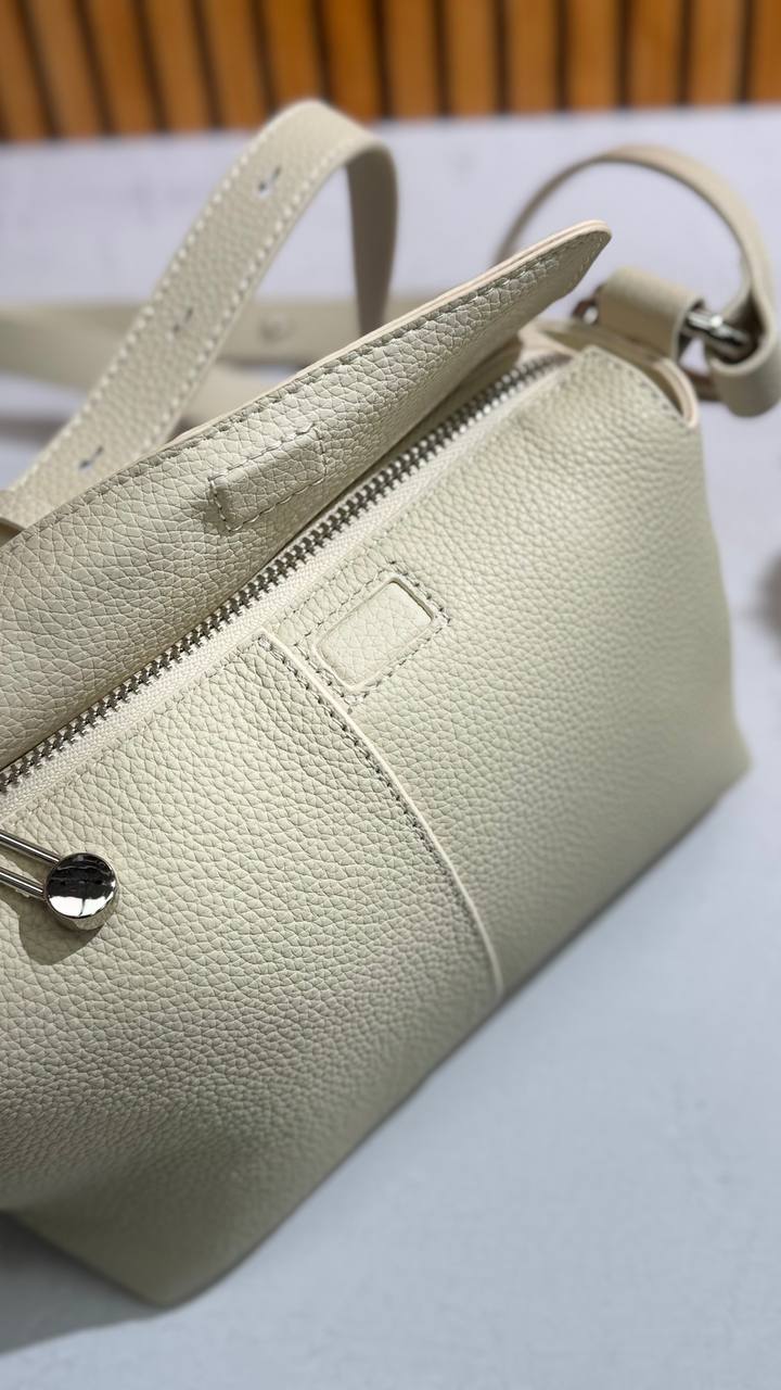 Genuine Leather Shoulder Bag – Timeless Elegance Everyday Functionality