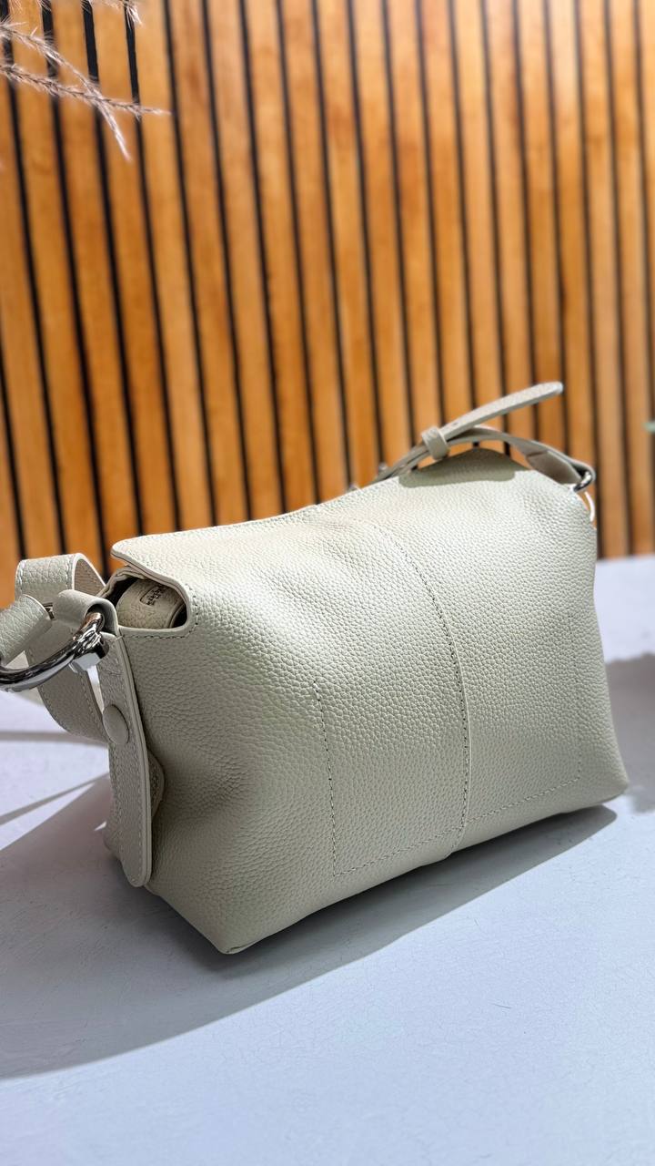 Genuine Leather Shoulder Bag – Timeless Elegance Everyday Functionality