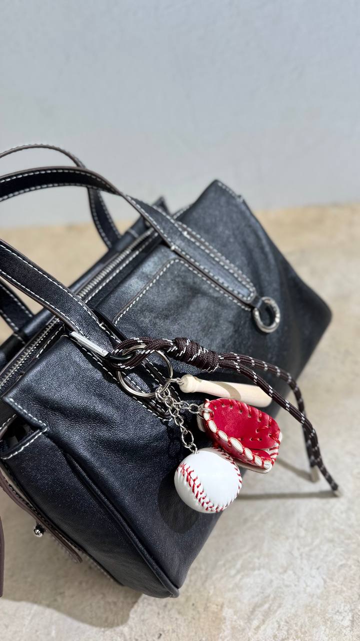 Timeless Elegance Leather Handbag with Adjustable Shoulder Strap