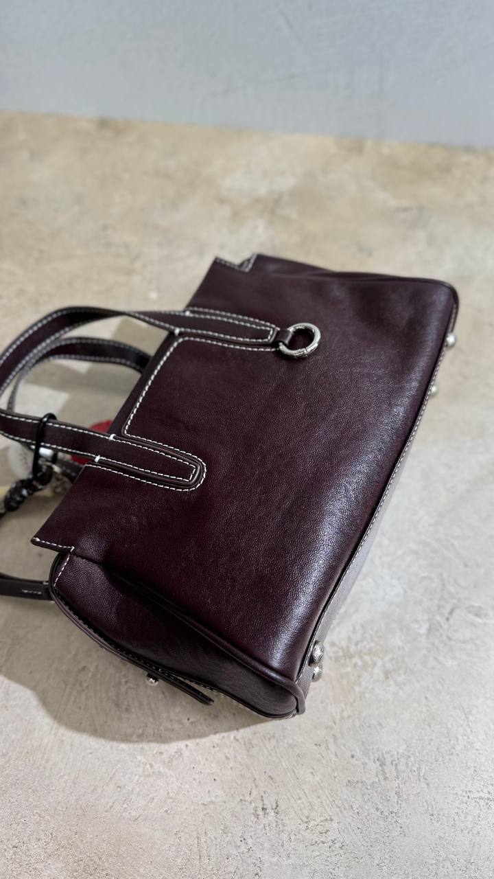Timeless Elegance Leather Handbag with Adjustable Shoulder Strap