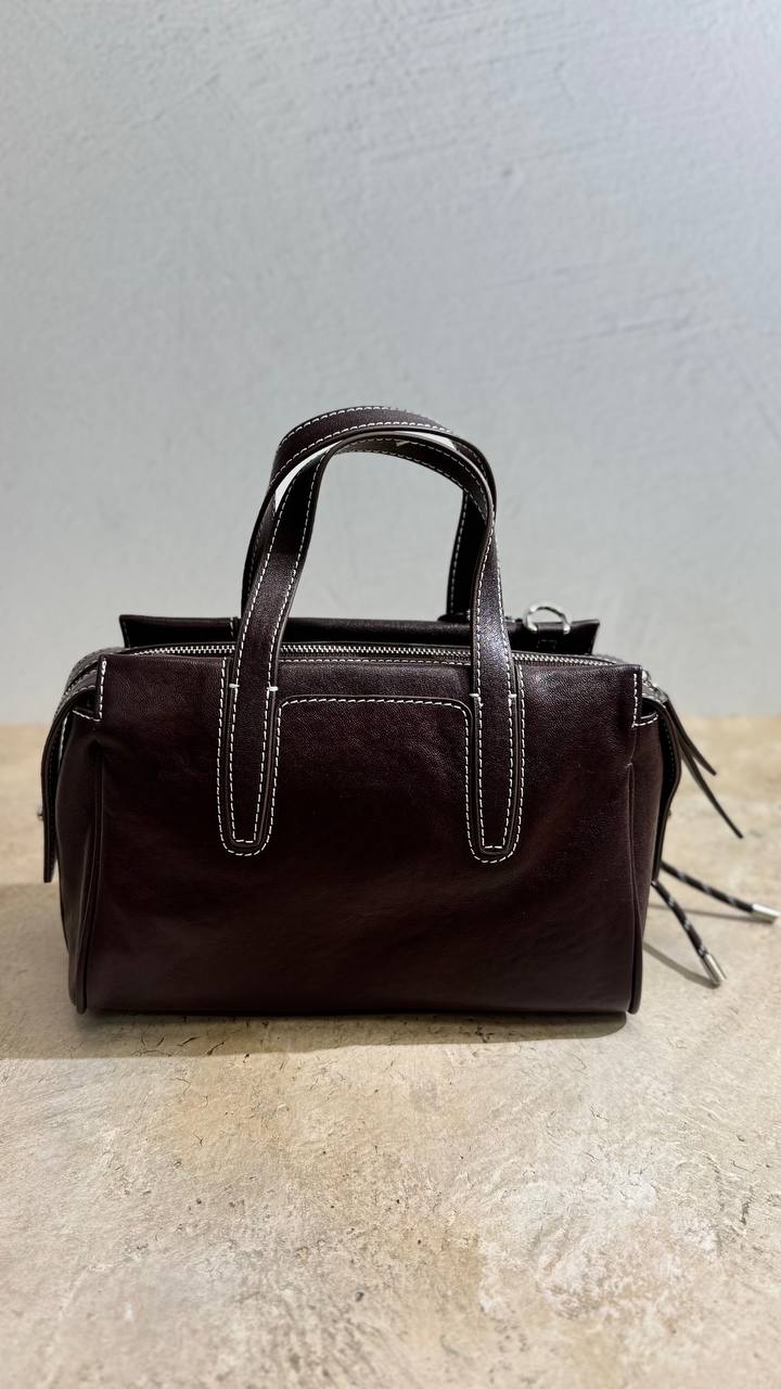 Timeless Elegance Leather Handbag with Adjustable Shoulder Strap