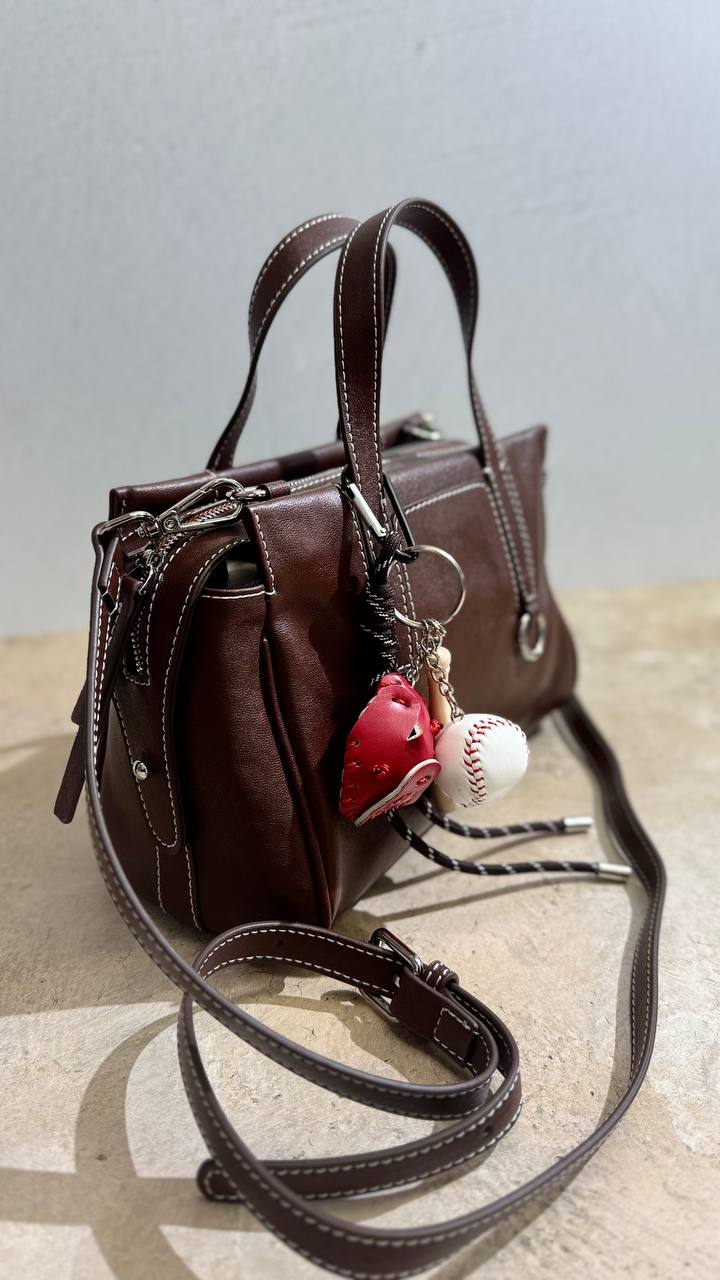 Timeless Elegance Leather Handbag with Adjustable Shoulder Strap