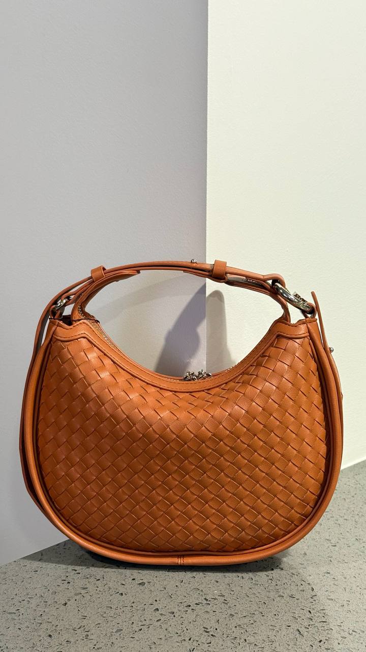 Hobo Bag “Eleganza” – Chic and Versatility in One Accessory