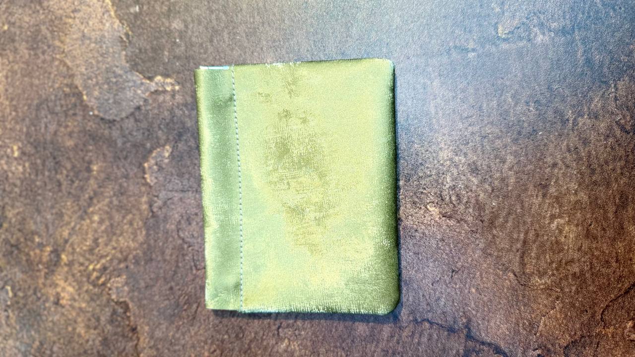 EliteSilk— Premium Card Holder