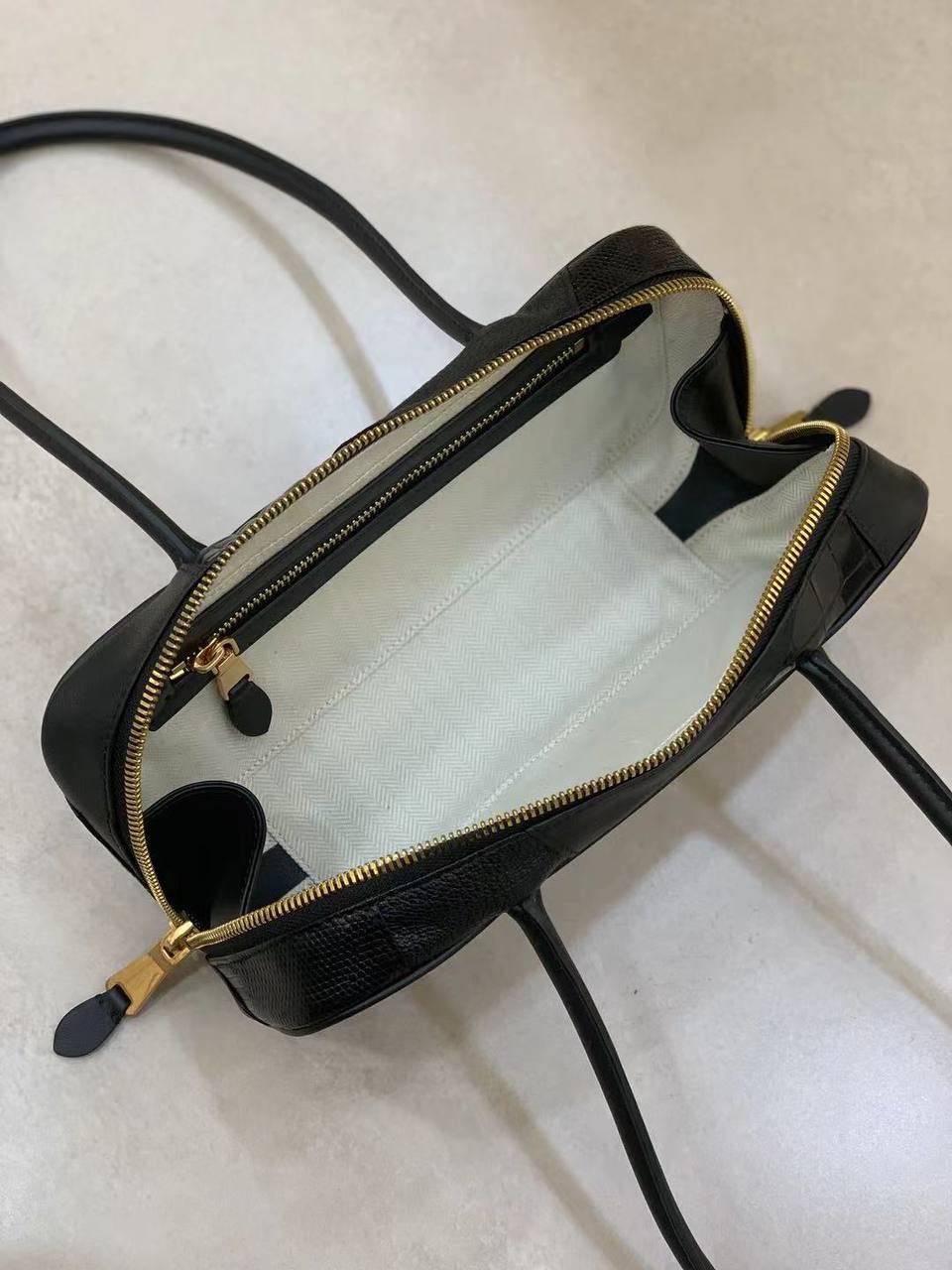 “Vera Forma” | Genuine Cowhide Leather Bag in Two Sizes