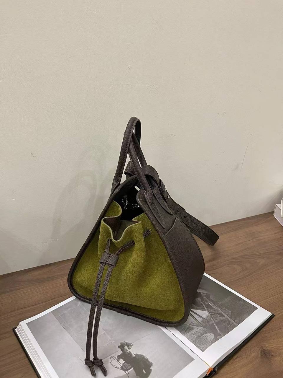 Darina – Elegant Shoulder Bag with Top Handle & Adjustable Strap