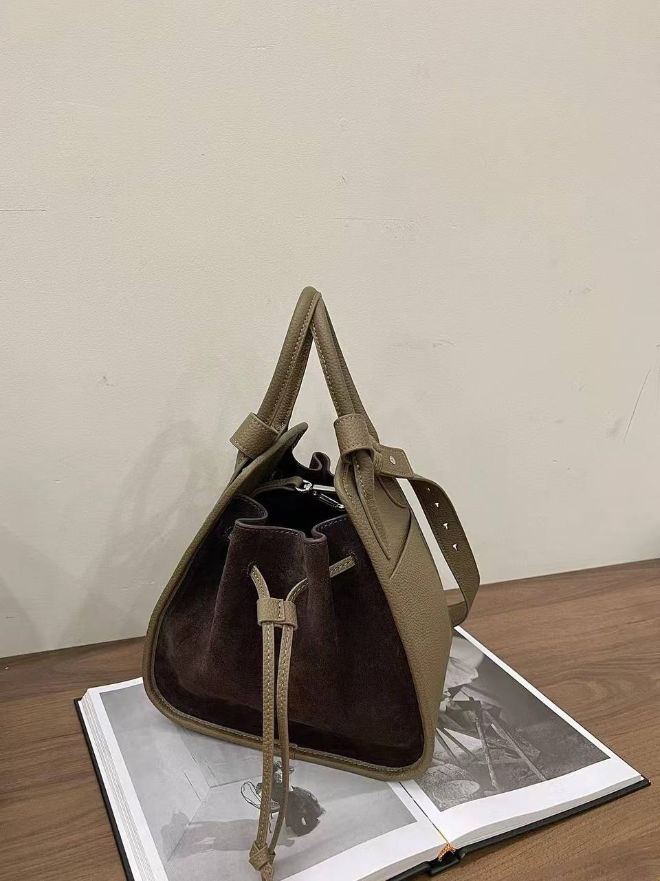 Darina – Elegant Shoulder Bag with Top Handle & Adjustable Strap