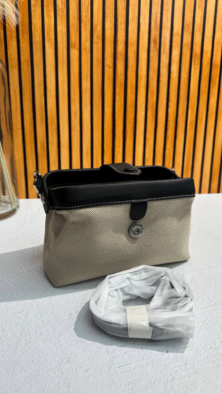 Compact Elegance — Women’s shoulder bag