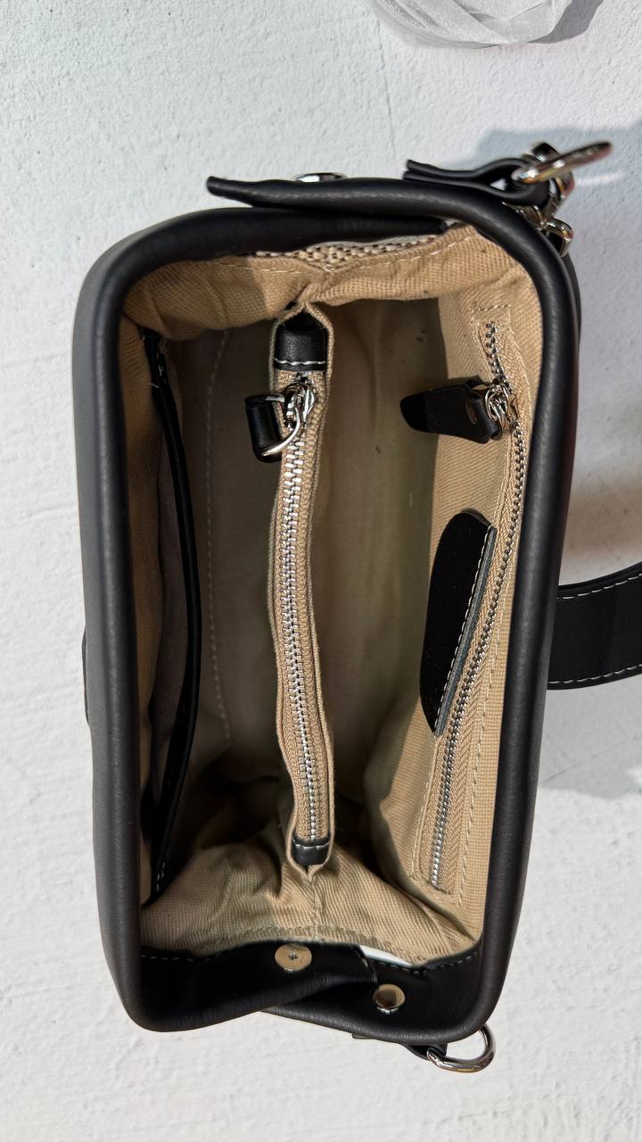 Compact Elegance — Women’s shoulder bag
