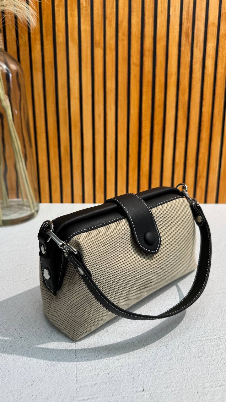 Compact Elegance — Women’s shoulder bag