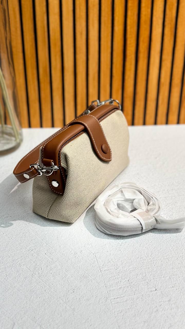 Compact Elegance — Women’s shoulder bag