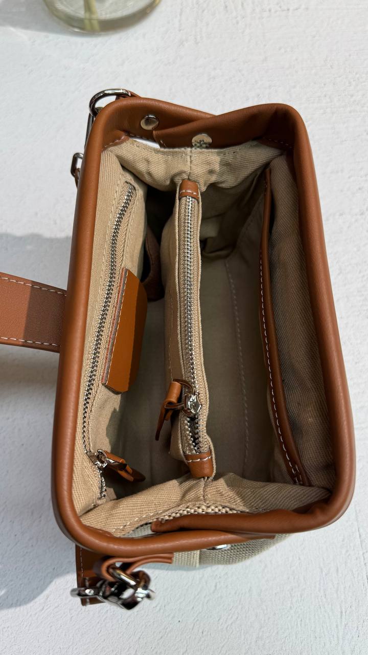 Compact Elegance — Women’s shoulder bag