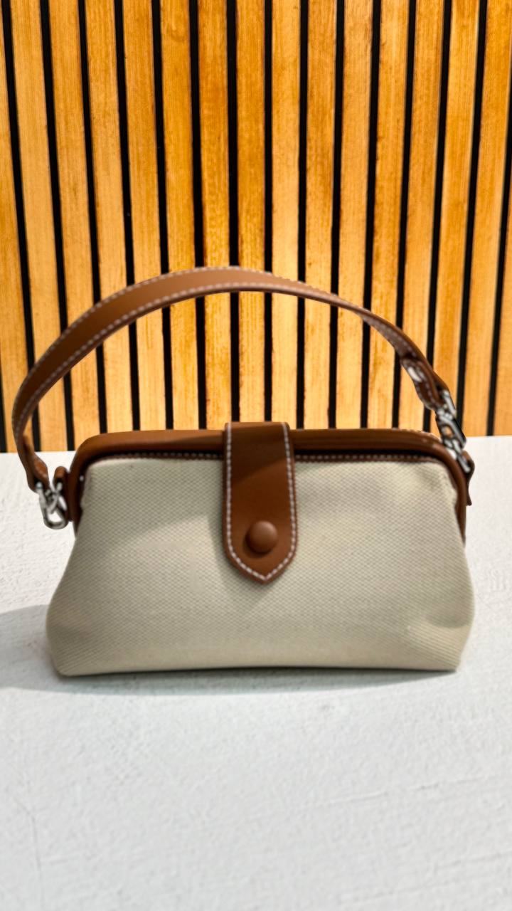 Compact Elegance — Women’s shoulder bag