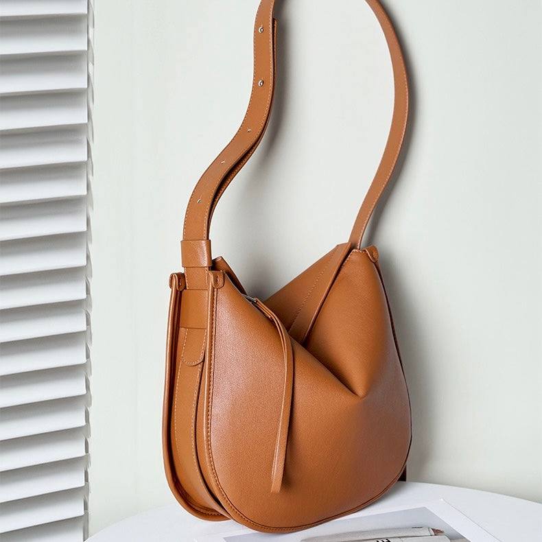 “Eleganza Minimalista” — leather bag for a modern style