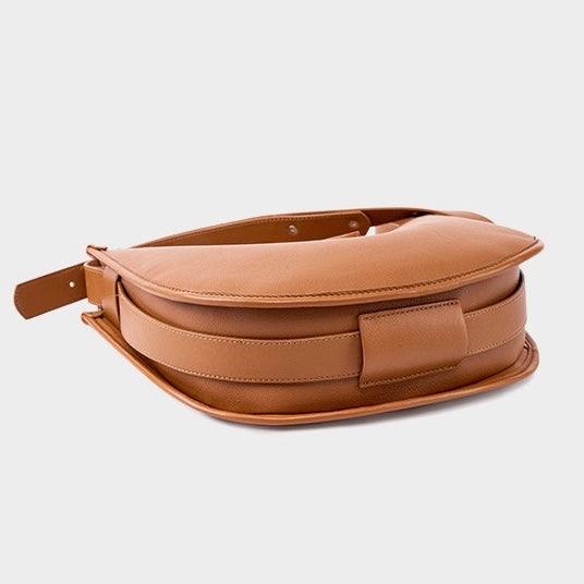 “Eleganza Minimalista” — leather bag for a modern style