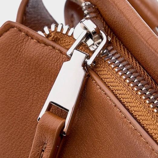 “Eleganza Minimalista” — leather bag for a modern style