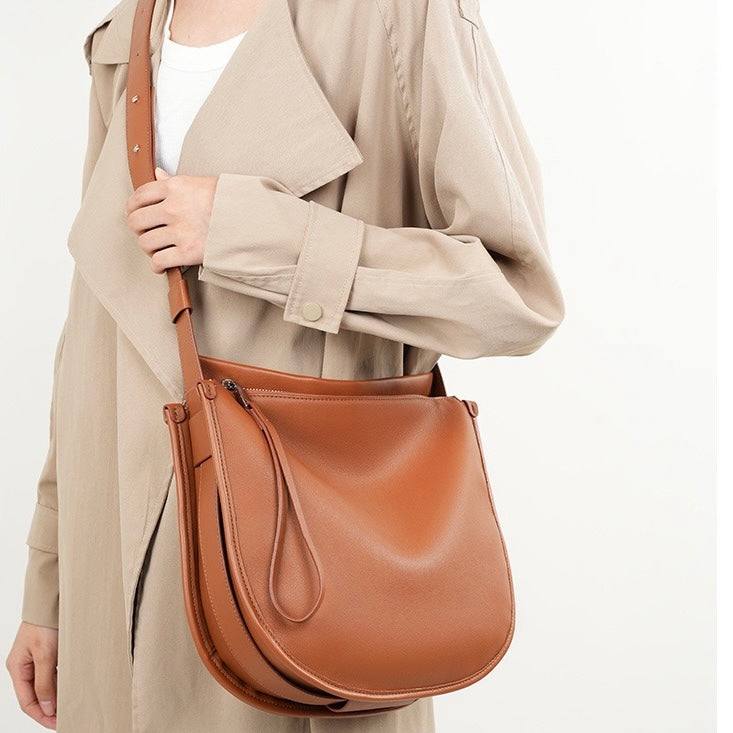 “Eleganza Minimalista” — leather bag for a modern style