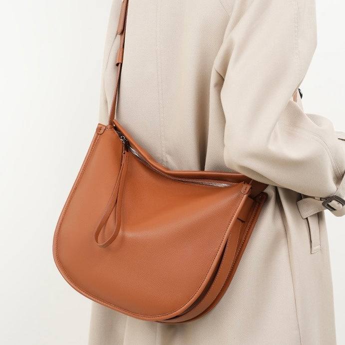 “Eleganza Minimalista” — leather bag for a modern style