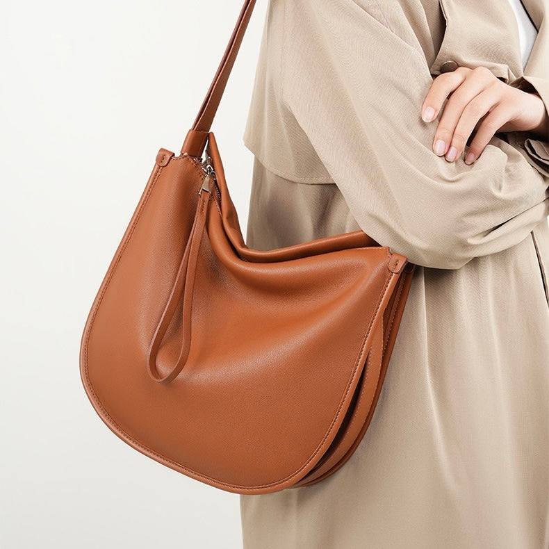 “Eleganza Minimalista” — leather bag for a modern style