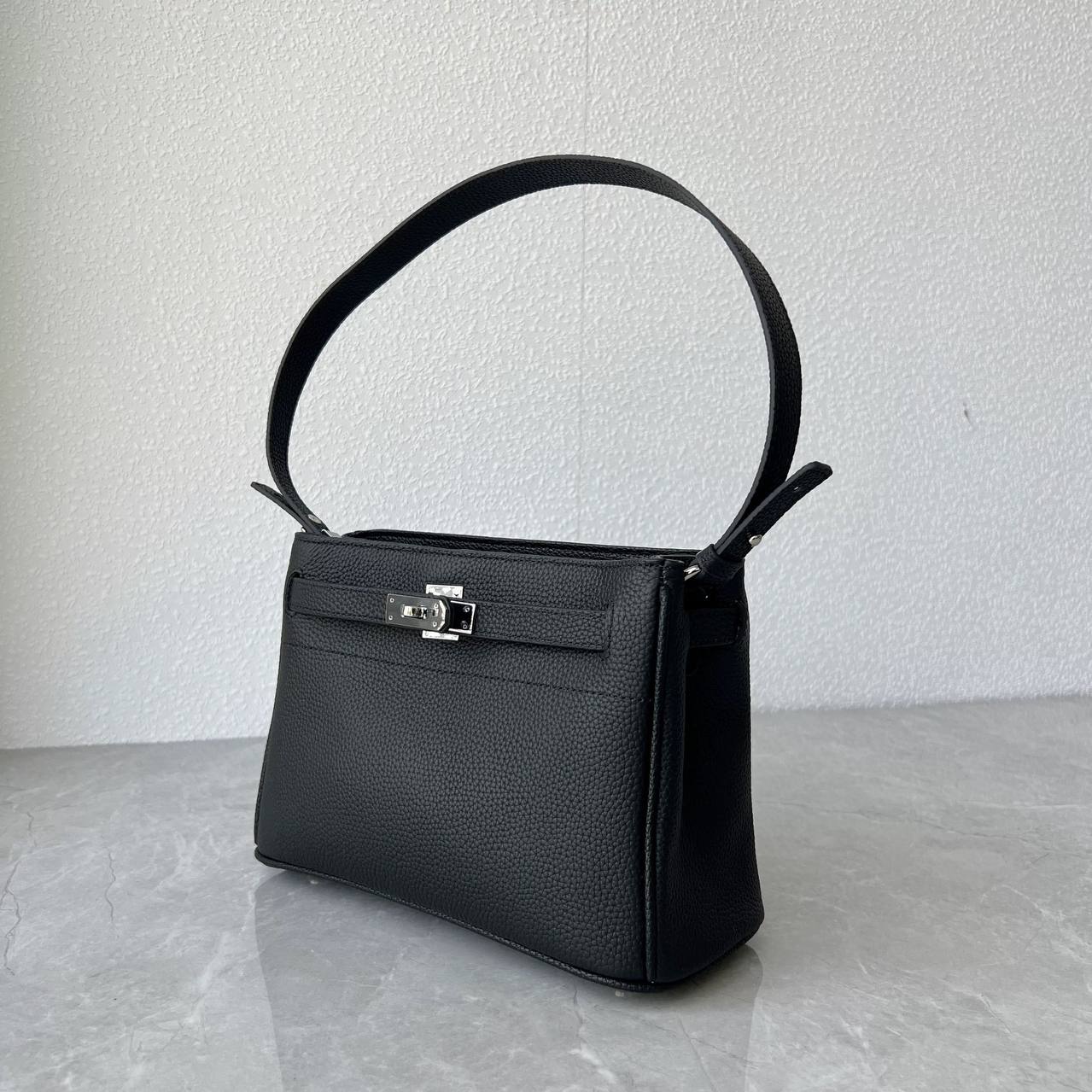 Classic Luxe Adjustable Shoulder Bag – Genuine Leather Handbag with Polished Hardware