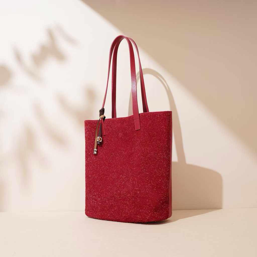 Timeless Elegance – Tote Bag with Genuine Leather Details and Cosmetic Pouch