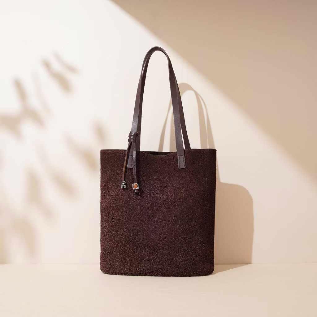 Timeless Elegance – Tote Bag with Genuine Leather Details and Cosmetic Pouch