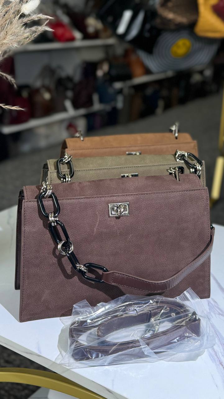 Celeste Chain Bag – A Statement of Luxury and Functionality