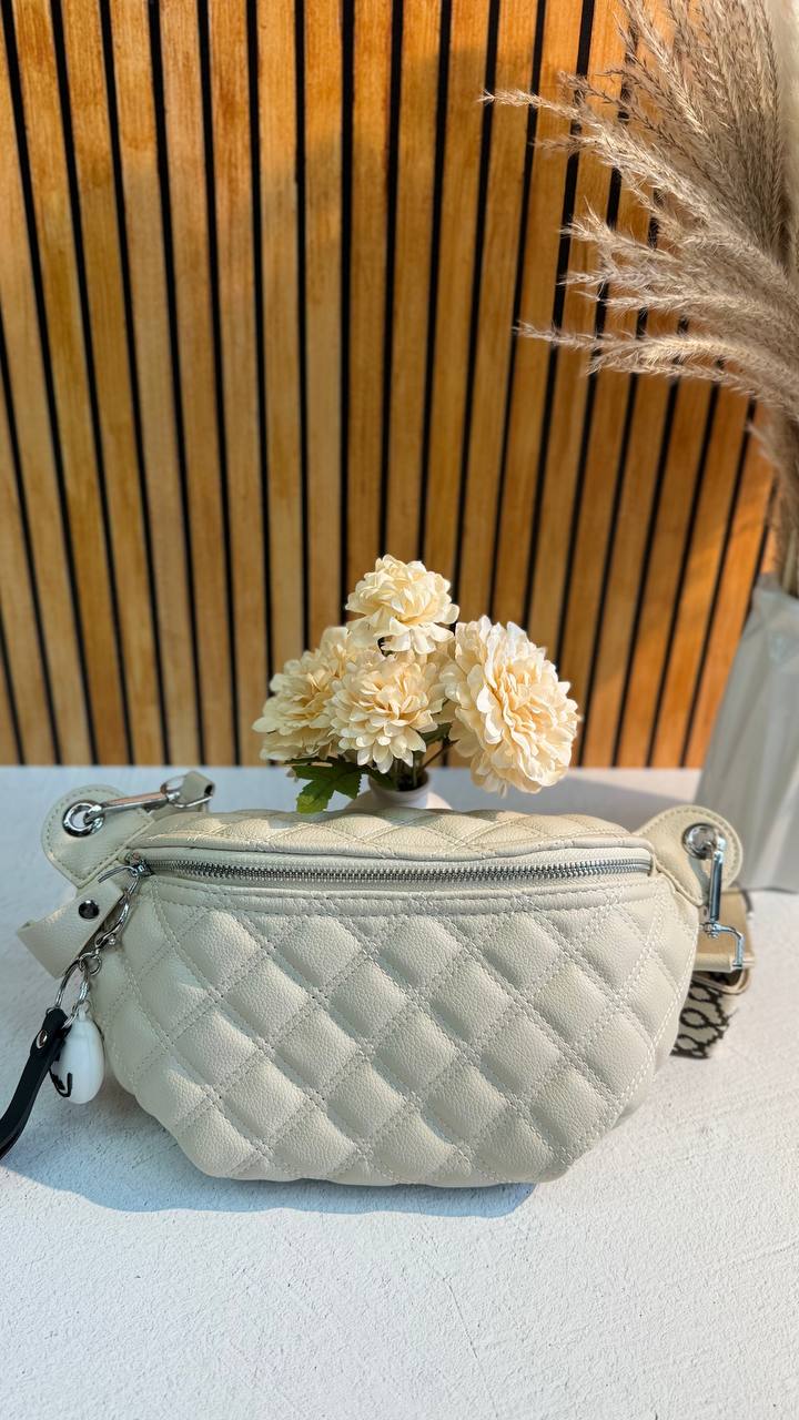 “Urban Luxe: Elegant Leather Crossbody Bag for the Stylish and Active”