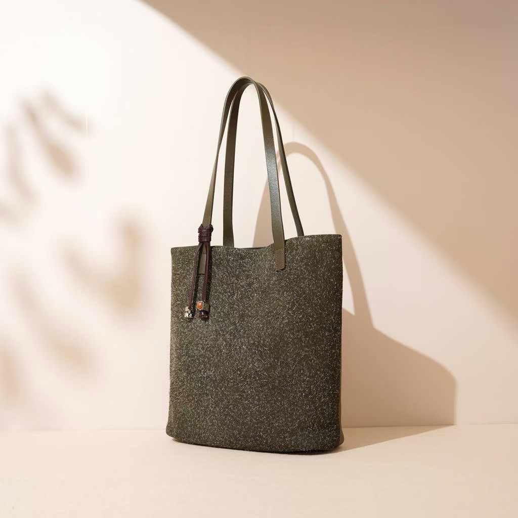Timeless Elegance – Tote Bag with Genuine Leather Details and Cosmetic Pouch