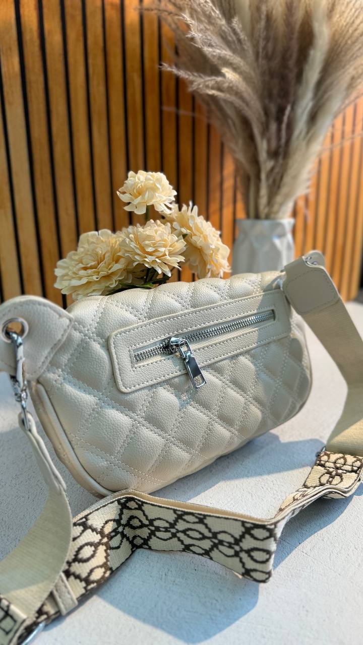 “Urban Luxe: Elegant Leather Crossbody Bag for the Stylish and Active”