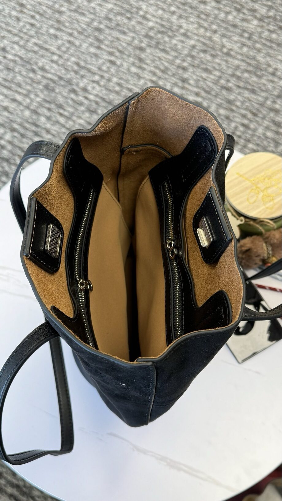 Elegant Barrel Bag in Genuine Leather and Suede