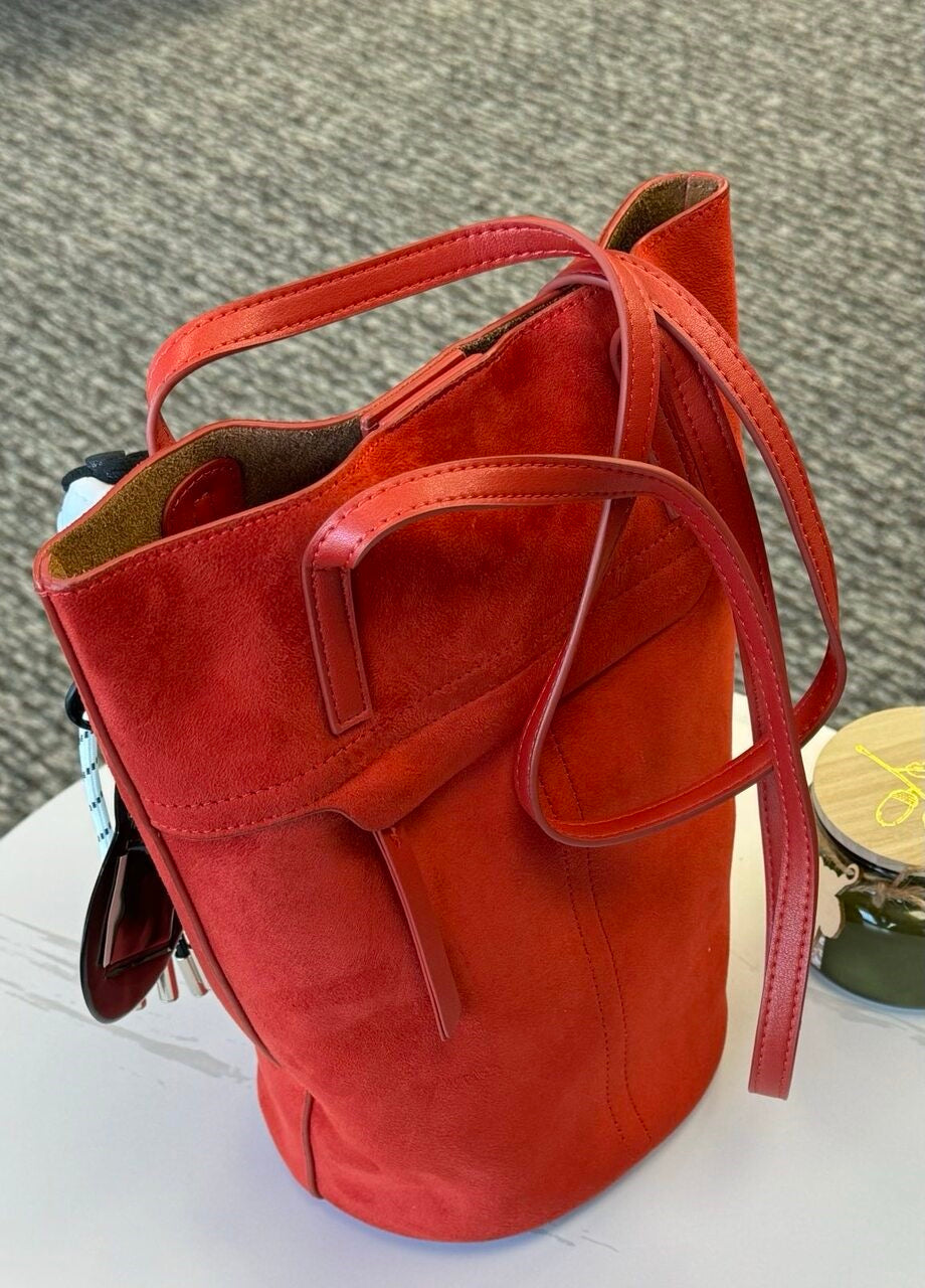 Elegant Barrel Bag in Genuine Leather and Suede