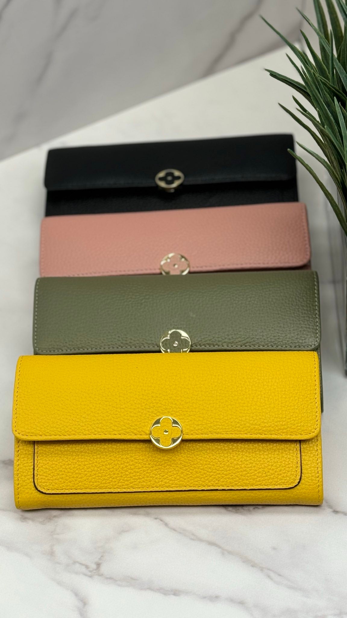 “Élégance Naturelle” — genuine leather wallet