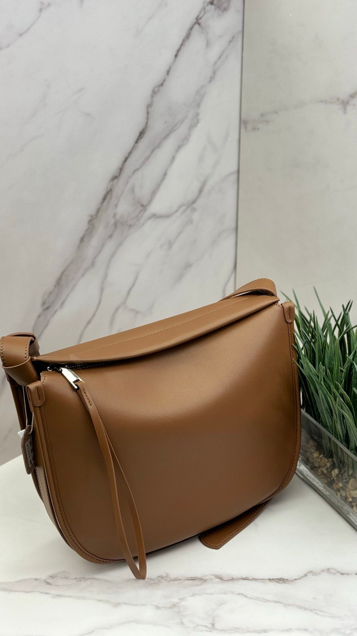 “Eleganza Minimalista” — leather bag for a modern style