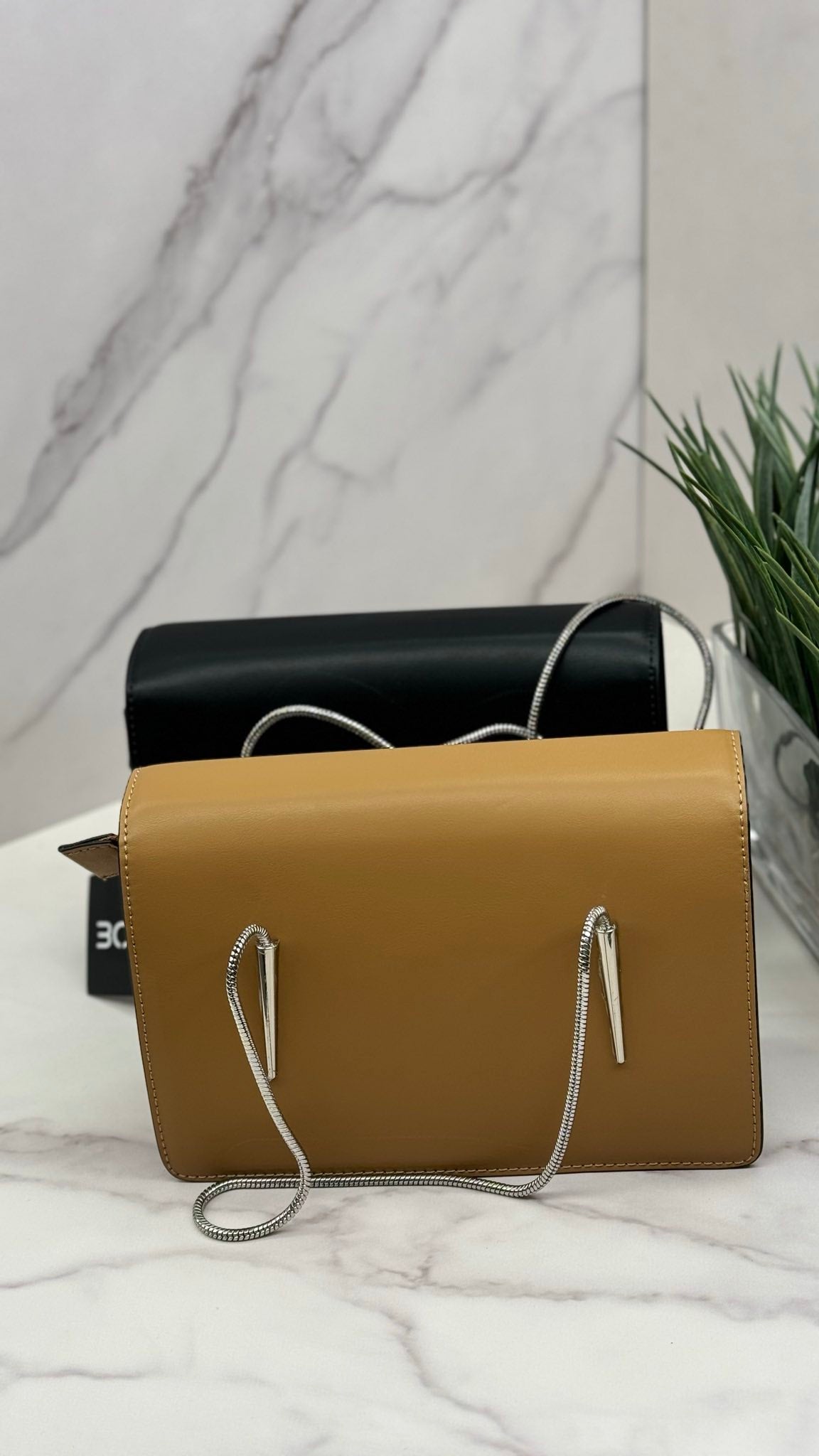 “Elegant Leather Handbags with Metal Chain for a Stylish Look”