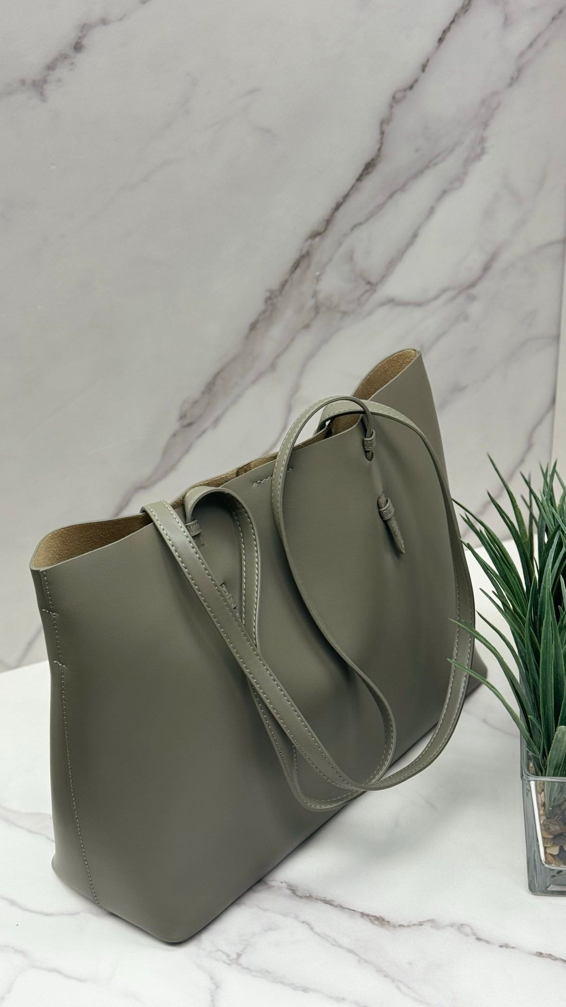 Postale Chic — leather messenger bag for a modern lifestyle