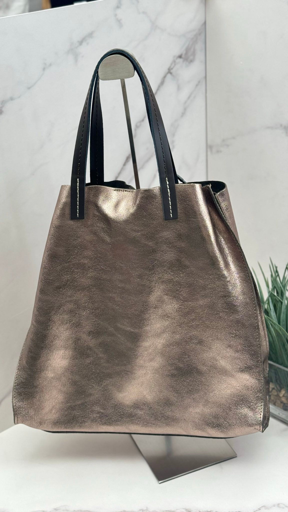 Gleam — Elegant Leather Shoppers