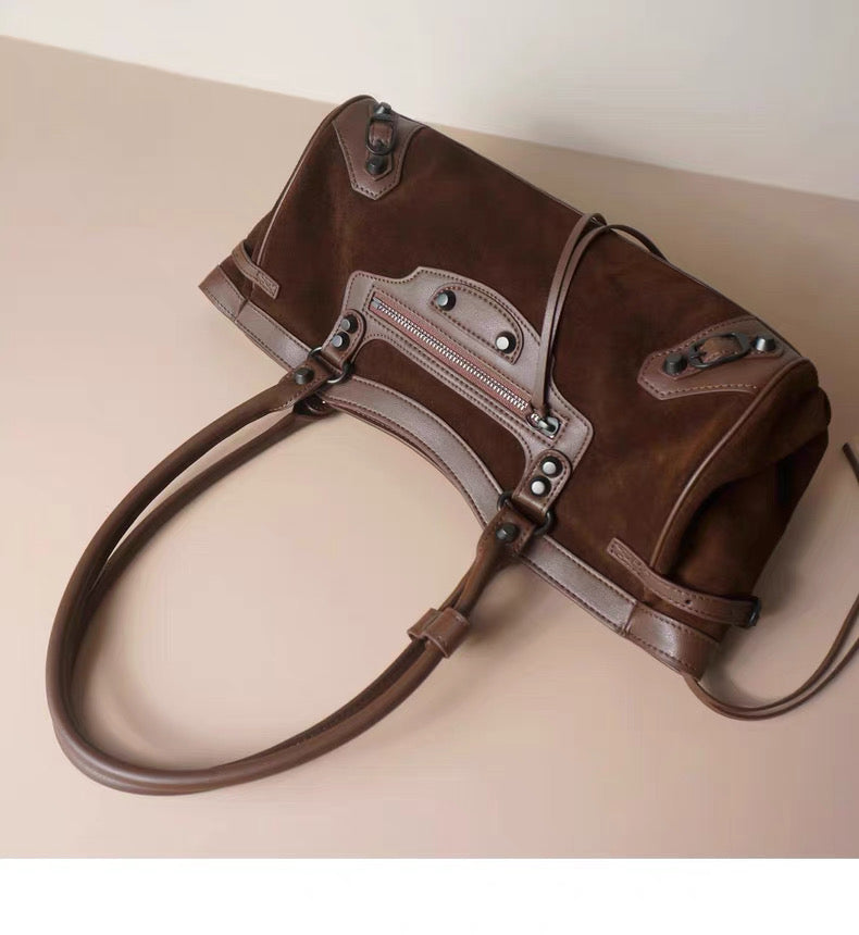 “Terra Brown” — a stylish leather bag with character