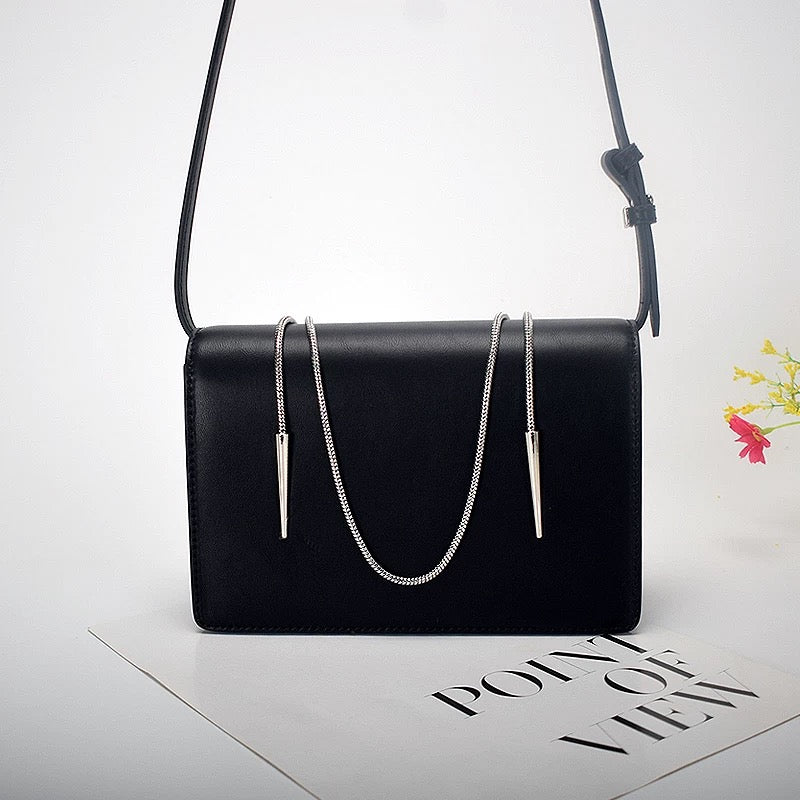 “Elegant Leather Handbags with Metal Chain for a Stylish Look”