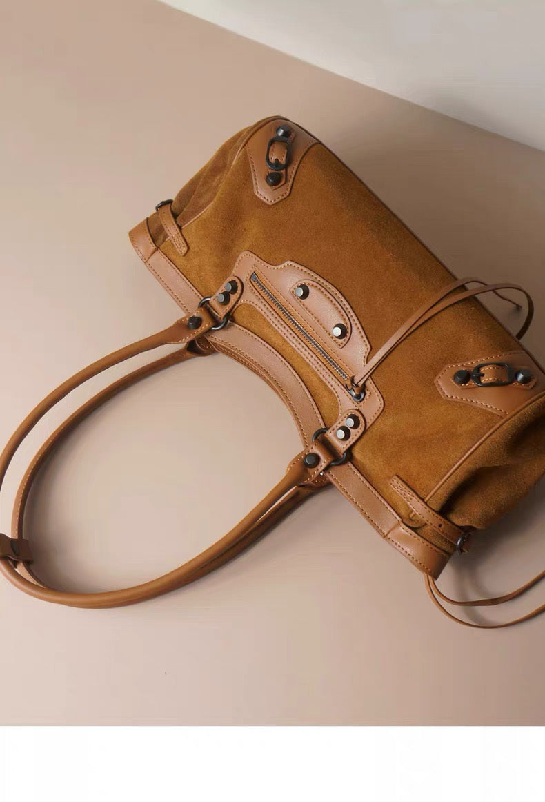 “Terra Brown” — a stylish leather bag with character