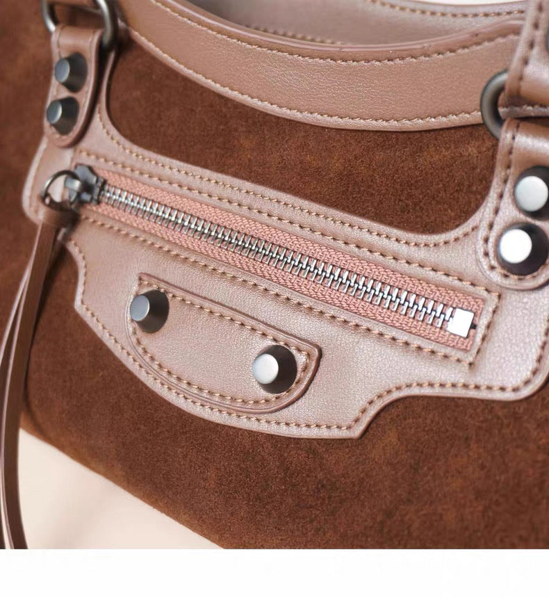 “Terra Brown” — a stylish leather bag with character