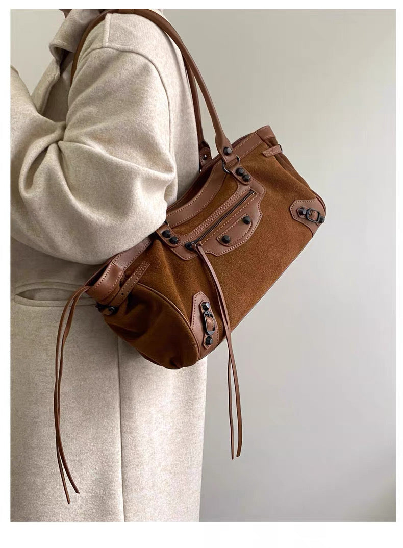 “Terra Brown” — a stylish leather bag with character
