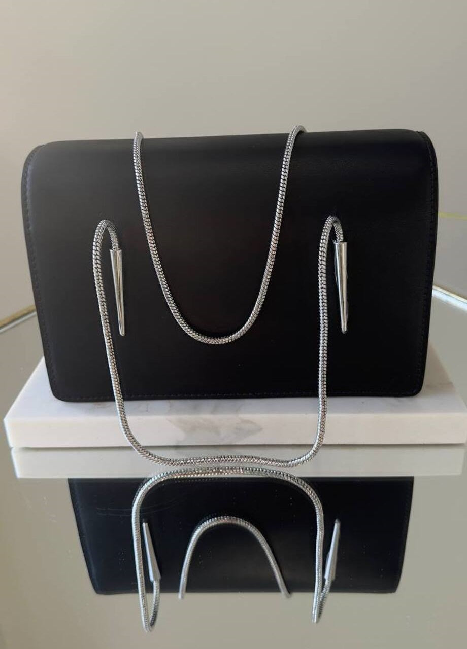 “Elegant Leather Handbags with Metal Chain for a Stylish Look”