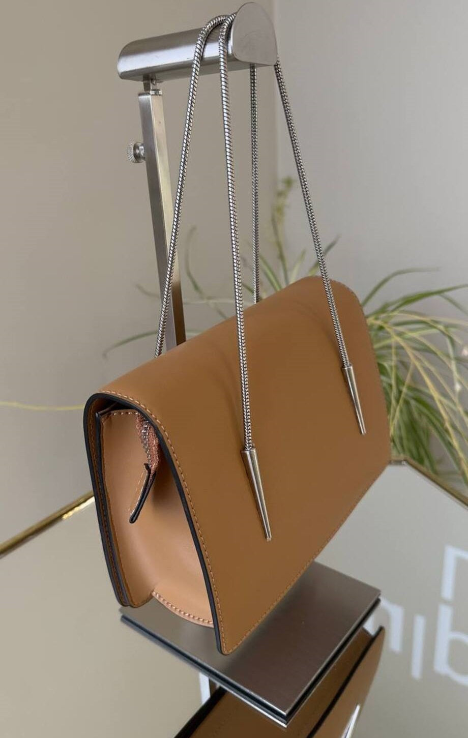 “Elegant Leather Handbags with Metal Chain for a Stylish Look”